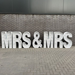2034 MRS & MRS letters met verlichting ca.100cm hoog, 230V 2034 MRS & MRS letters met verlichting ca.100cm hoog, 230V